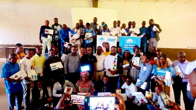 RDC/Kwilu : Pascal Kanik offre un kit des tablettes et batteries solaires aux enseignants de l’ITP Kikwit