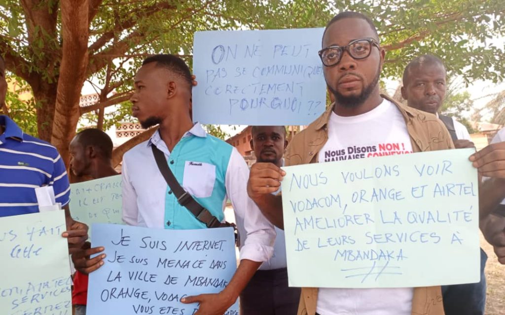 Mbandaka : la population manifeste contre la mauvaise connexion internet