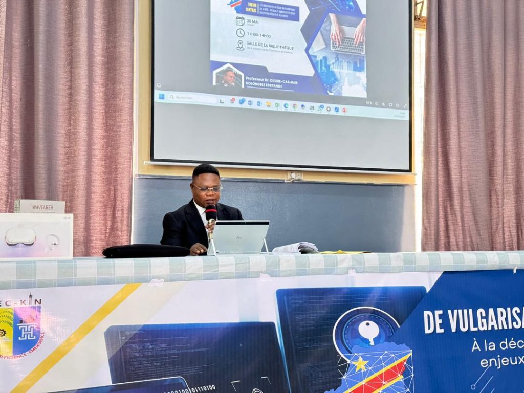 RDC : Eberande Kolongele sensibilise les étudiants de la Haute école de commerce sur l’apport du code du numérique