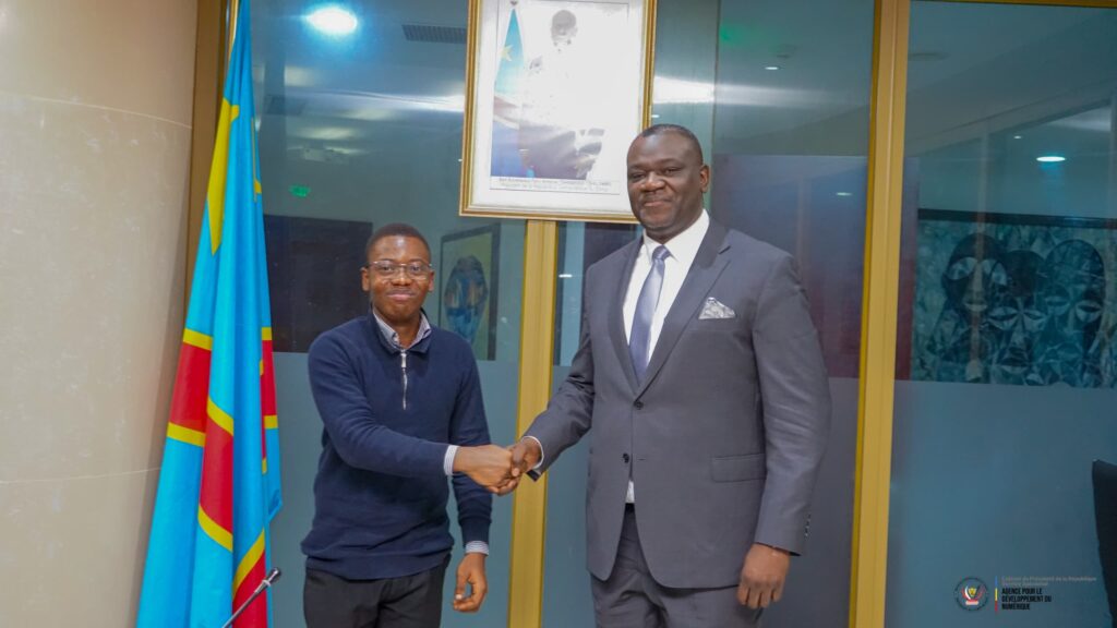 Réception officielle du jeune Clever Menji par le Ministre des PTN : Une victoire pour l’innovation congolaise