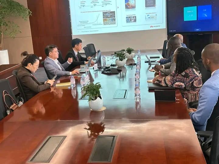 CHINE : Augustin Kibassa discute transfert du savoir-faire en matière d’IA avec le géant chinois Huawei