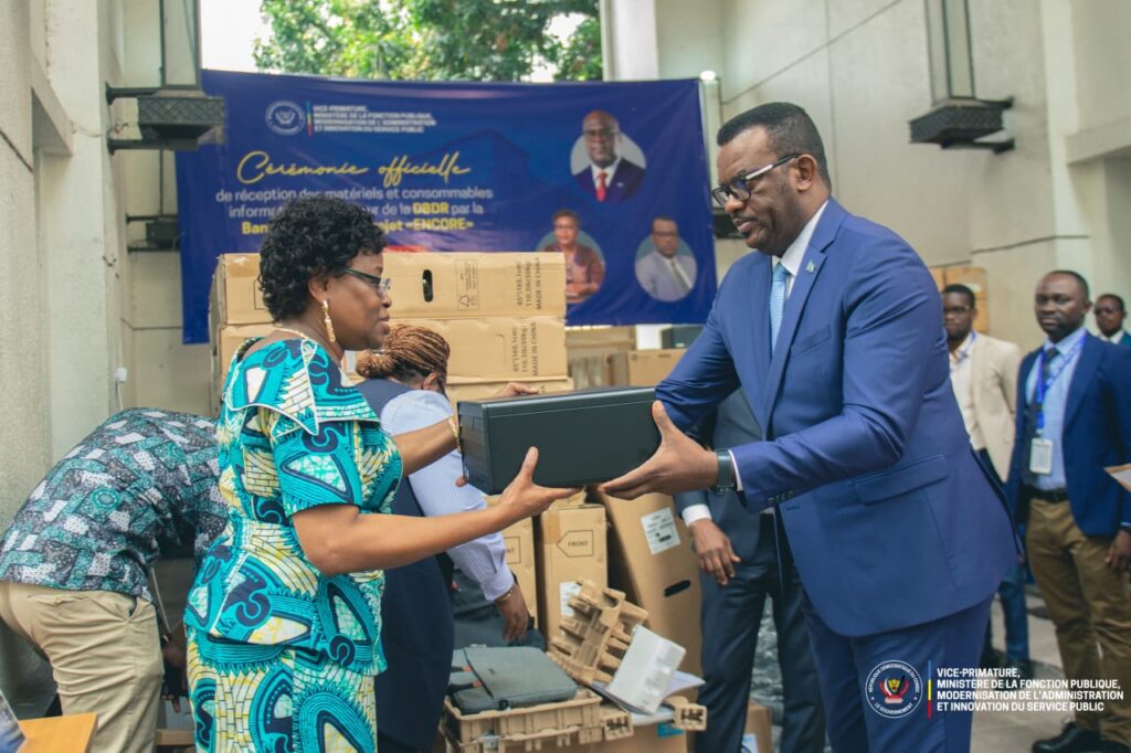 Fonction publique : Jean-Pierre Lihau réceptionne un nouveau lot de matériels informatiques pour moderniser l’administration