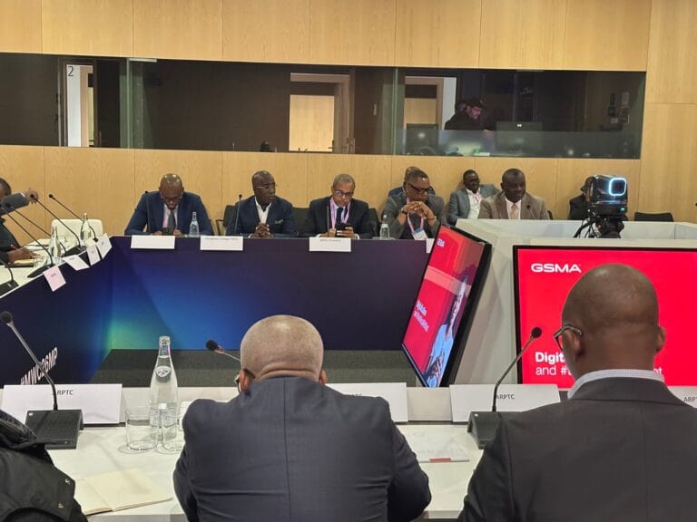 RDC : Augustin Kibassa soutient l’initiative du smartphone à 40 dollars pour accélérer l’inclusion numérique