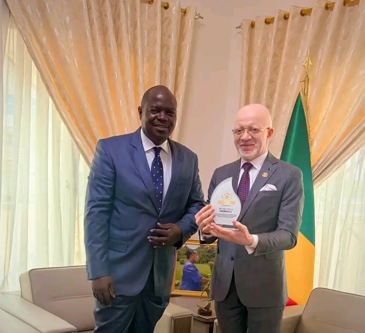 Brazzaville : le salon « Osiane » honore Thierry Moungalla d’un trophée de mérite